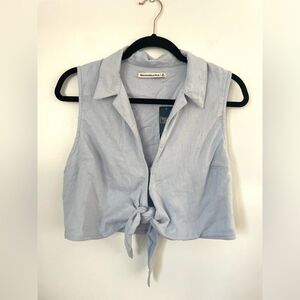 Abercrombie & Fitch Blouse Women’s light blue linen tiehem chambray collared top